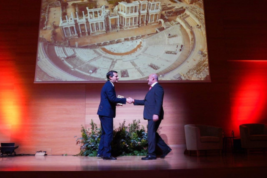 JulioCsarFusterrecibeunpremiodeNationalGeographic